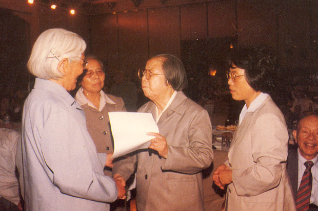 1985年全国政协主席邓颖超会.jpg